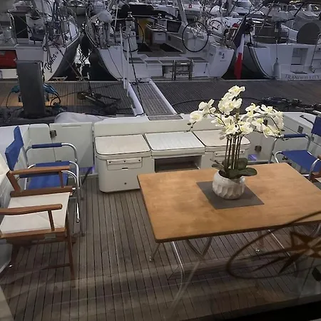 Le Sky Sailor, Ideal Lions Botel